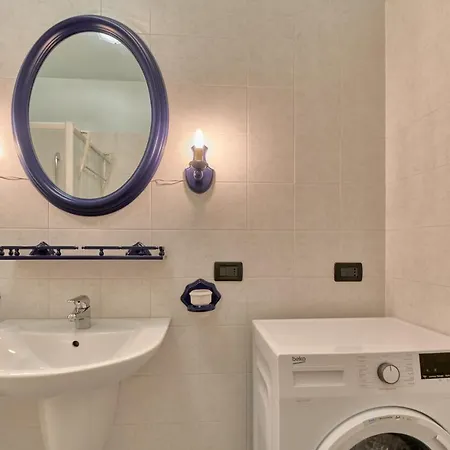 Sidonia For Three People In A With Swimming Pool. Apartment Desenzano del Garda