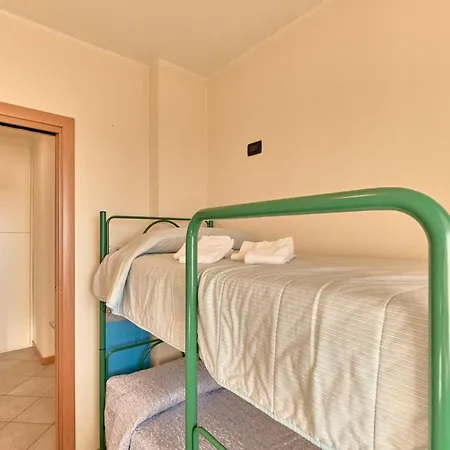 Sidonia For Three People In A With Swimming Pool. Apartment Desenzano del Garda
